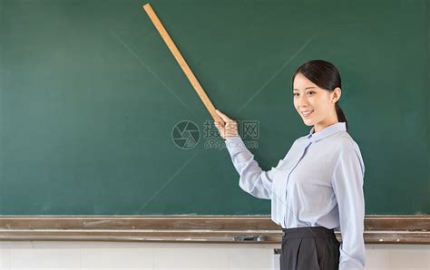 黑板上讲课的老师图片素材-正版创意图片500669105-摄图网
