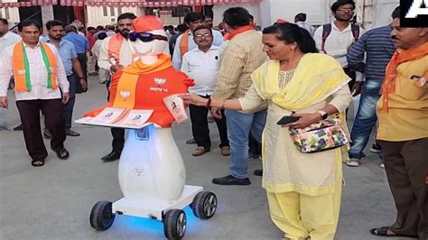 Gujarat Vidhan Sabha Election: गुजरात में रोबोट कर रहा भाजपा का प्रचार ...