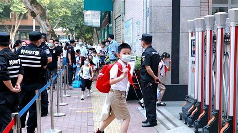 直击开学第一天！武汉小学生校门口排队进校：心情很好很开心_腾讯视频