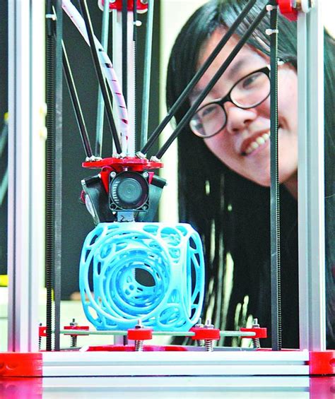 哈尔滨工程大学学生创建3D打印室，可打印花瓶、机器人-搜狐滚动