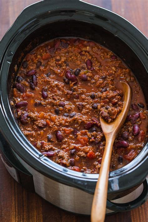 Easy Slow Cooker Chili Recipe with ground beef, beans, tomatoes, and ...