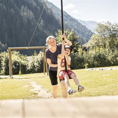 Family Wellnesshotel Südtirol | 60 m Rutsche + separater Family Spa