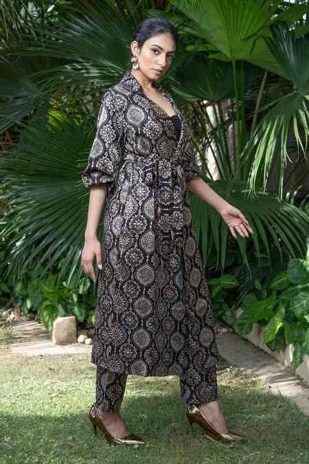 Buy Black Maheshwari Embroidery Collared Surmayi Ajrakh Print Trench ...