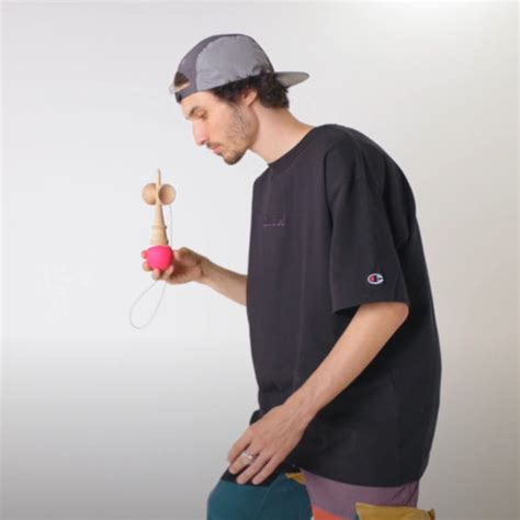Beginner kendama tricks – KROM