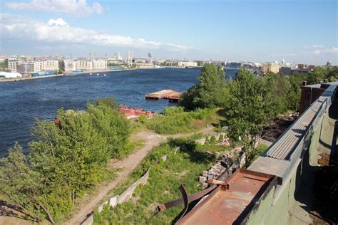 Разорванные участки набережной Макарова у реки Смоленки соединят ...