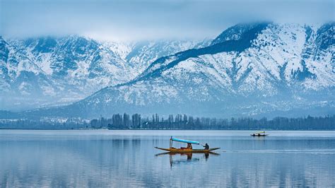 On a Solo Trip to Kashmir, a Mother Discovers the Joy of Time That Is All Her Own | Condé Nast ...