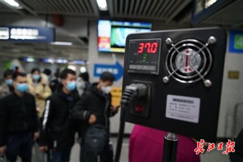 地铁不文明乘车行为:乘客"秒抢"上地铁差点出意外 - 欣欣旅游网