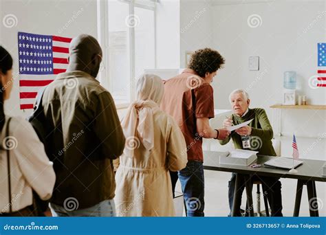 Line of People Voting 的图像结果