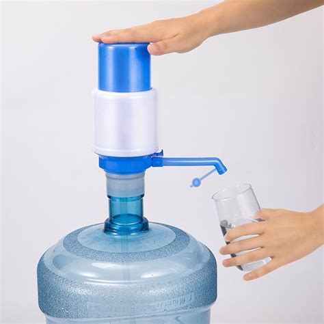 手工制作，一个矿泉水瓶可以做一个迷你饮水机，可以尝试学习一下