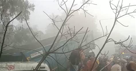 UP के रायबरेली में कोहरे की वजह से भीषण हादसा, ढाबे पर पलटा डंपर, 3 की ...