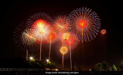 दुनिया की सबसे बड़ी आतिशबाजी, एक किलोमीटर तक फैल जाती है आकाश में इसकी ...