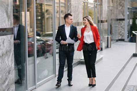 Business People Walking 的图像结果