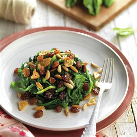 Espinacas con pasas y piñones