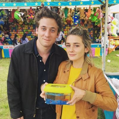 Jeremy Allen White, Timlin welcome their first child