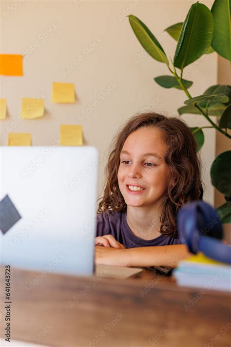 Child Using Computer 的图像结果