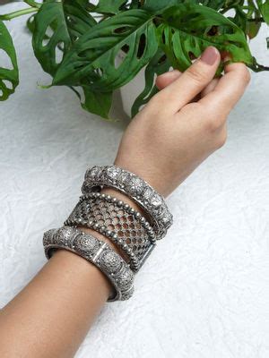 Buy Teejh Prashasti Stacked Bracelet (Set Of 3) Online