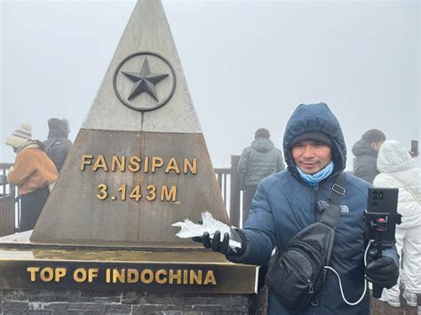 Fansipan peak in Lao Cai is experiencing a freezing temperature of -3 ...