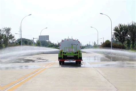 路遇嚣张的洒水车，不是为了洒水，而是帮别人洗车！_腾讯视频