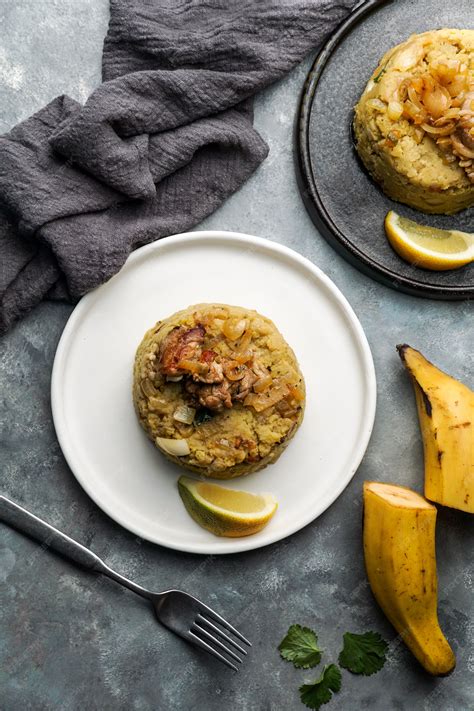 Mofongo, puré de plátanos hervidos con carne de cerdo, cebolla. puerto ...