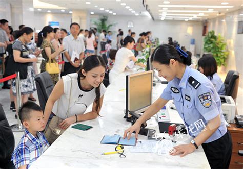 去年重庆办理出入境证件224万证次 每百位居民约9人有护照_新浪新闻