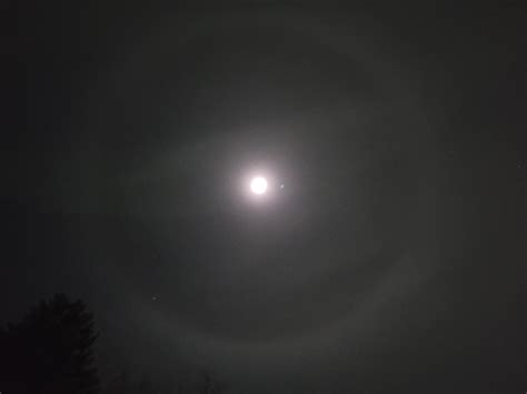 What was this circle around the moon tonight? : r/Winnipeg