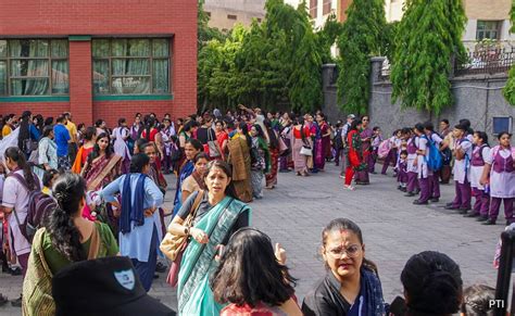 दिल्ली के स्कूलों को मिले धमकी भरे ईमेल, कुछ स्कूलों से फायर ब्रिगेड की ...