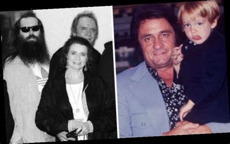 Johnny Cash Hurt: Why did Johnny Cash cover Hurt before he died? True ...
