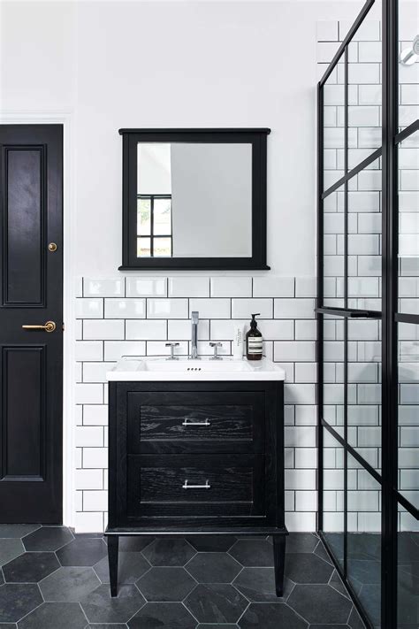 Download Black And White Bathroom Pictures 2500 X 3750 | Wallpapers.com
