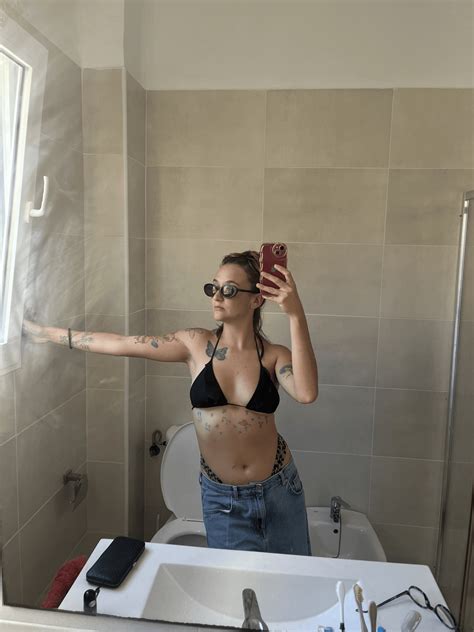 The best season of the year. I like magic wands. 😍🤭 : r/prettyaltgirls