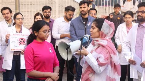 Women's Day पर R.M.L Hospital के डॉक्टर्स ने चलाई ब्रेस्ट कैंसर के ...