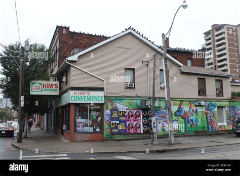 Kim Convenience Store 的图像结果