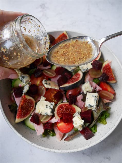 Simple Red Wine Vinaigrette - Lost in Food