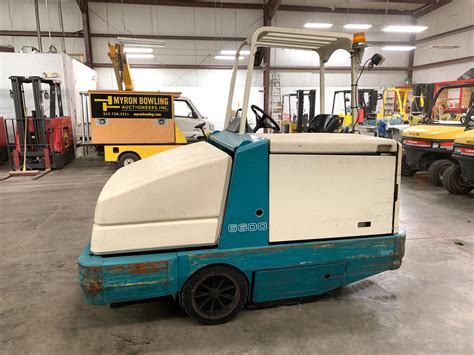 TENNANT FLOOR SWEEPER/SCRUBBER, MODEL: 6600, S/N 6690-30104, LPG, 48 ...