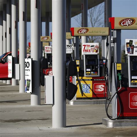Marathon Oil Gas Station Sign And Trademark Logo Editorial Photo ...