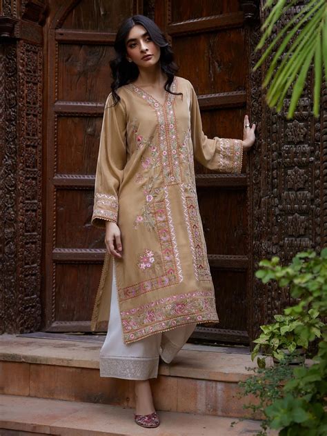 The Velvet Edit '25 Embroidered Kurta – Nainpreet - The Collective