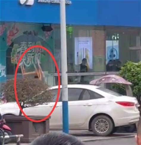 男子街头用椅子打砸车辆，目击者：看上去疯了一样，后被民警制服_视频_小车_德阳