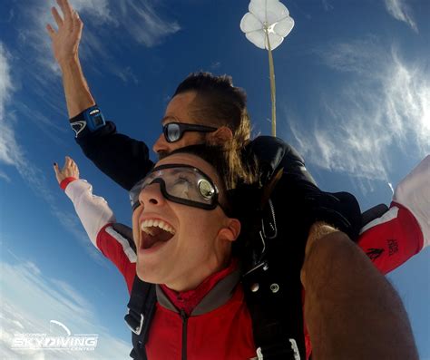 Parachuting 的图像结果