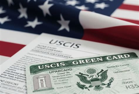 USCIS advierte: solicitar la Green Card podría poner en riesgo de ...