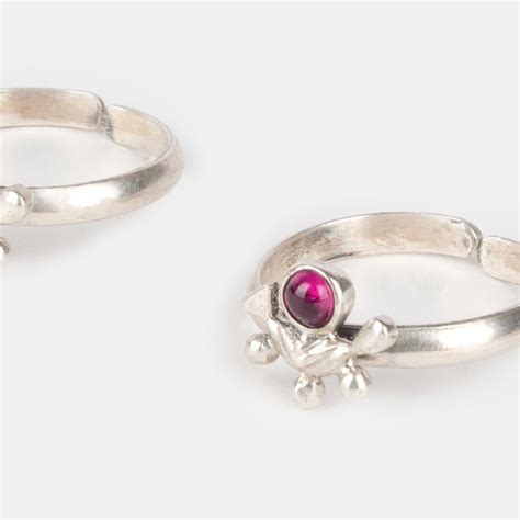 Buy Shaya by CaratLane Sudo Motif Toe Rings in 925 Silver Online