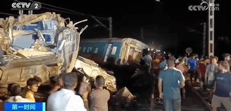 印度突发列车相撞事故！已致233人死亡_奥迪_轨道_节车厢