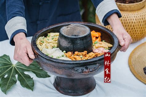在云南腾冲，土锅子又名“锅子菜”，是腾冲一道风味独特的菜肴！