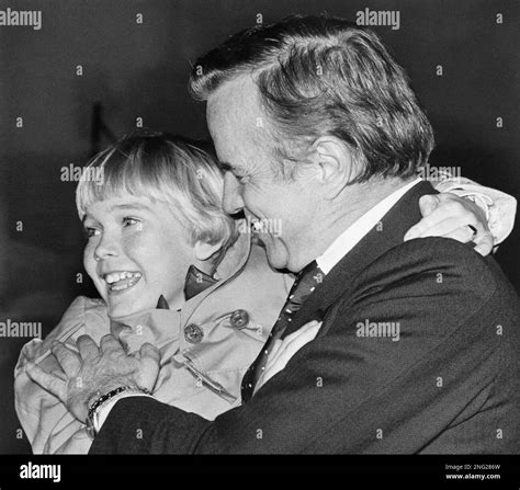 Director Franco Zeffirelli takes care of child star Ricky Schroder's ...