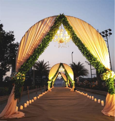 Exclusive Wedding Pathway Décor Ideas For Intimate Wedding