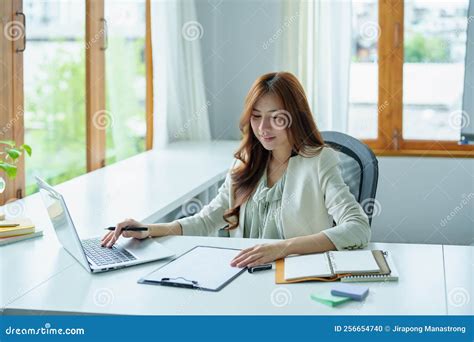 Banker Using Computer 的图像结果