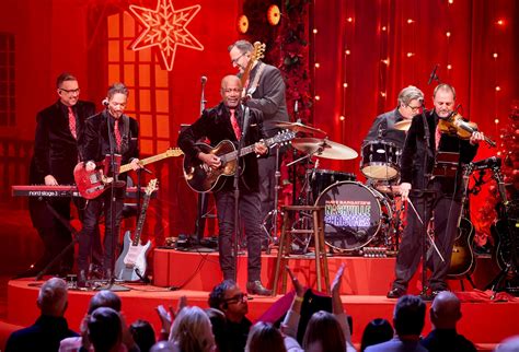 Nate Bargatze Christmas Special: Carrie Underwood's "Stretchy Pants"