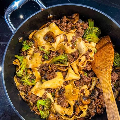 One Pan Beef and Broccoli Noodles - Laurens Cravings