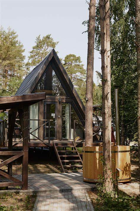 Треугольные A-frame домики в Карелии — в лесу, на берегу реки или озера