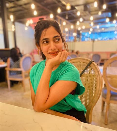 ஒரு மெலிசான கோடு! தாங்கி நிக்குது! பட வாய்ப்புக்காக Glamour ரூட்டை ...