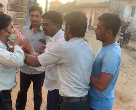 ધ્રાંગધ્રાના રાજસીતાપુર ગામમાં વીજ ચેકીંગ કરવા ગયેલી PGVCL ટીમ સાથે ...