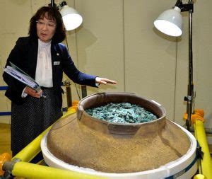 Archaeologists Dig Up Samauri's Jar Filled With Over 200,000 Bronze ...